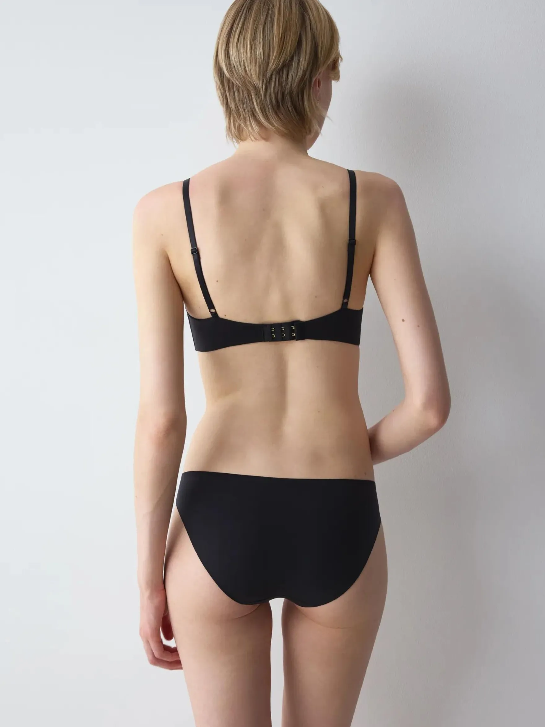 BODY MAKE-UP ESSENTIALS